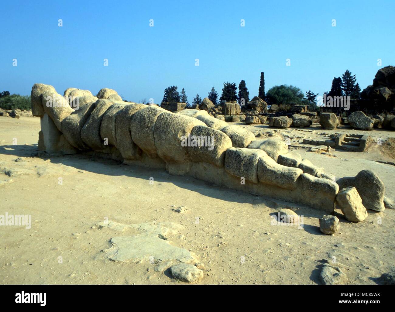 Riesige gefallene Riese unter den Resten der großen Tempel bei Agrigento, Sizilien Stockfoto