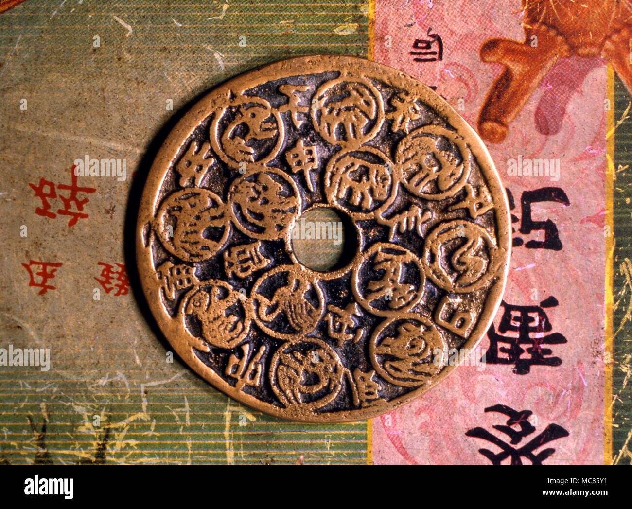 I Ching Die acht Trigramme mit ihren entsprechenden chinesischen Zeichen, konzentrisch zu einem Tai Chi. Jahrhundert aus China Stockfoto