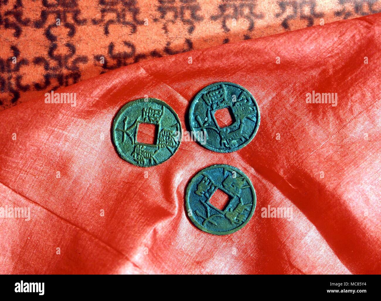 I Ching drei chinesischen durchlöchert, Münzen, für das Werfen Hexagramm für eine Auslegung nach dem I Ching zu erhalten verwendet Stockfoto