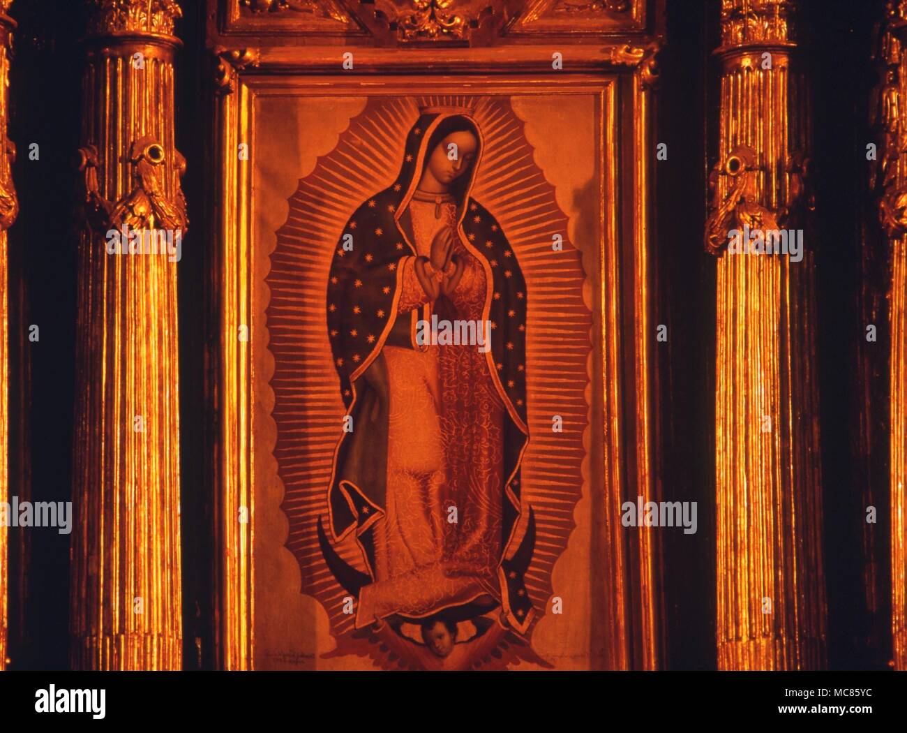 Christliche Jungfrau von Guadalupe. Gemälde der Jungfrau von Guadalupe (wer erschien dem Indischen, Juan Deigo) in 1531. Die painiting wird in der Kapelle der Kleinen gut in der Villa Guadalupe, Mexiko Stadt Stockfoto