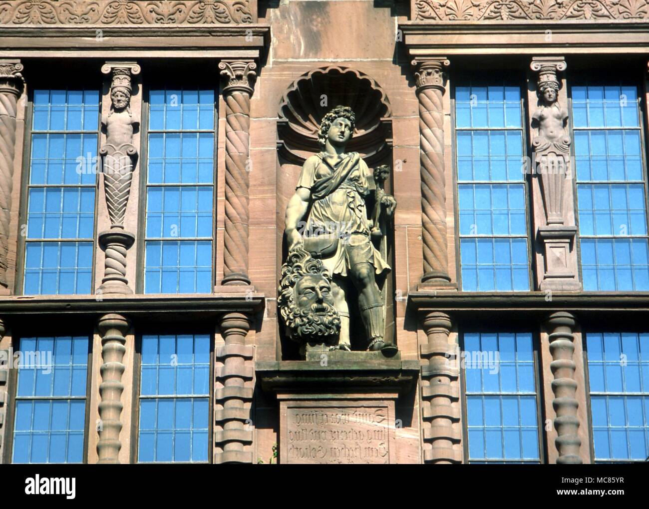 CHRISTIAN David mit dem Leiter der Goliath, und der Löwe - Symbol. Statue auf der Fassade der mittelalterlichen Burg in Heidelberg, Deutschland Stockfoto