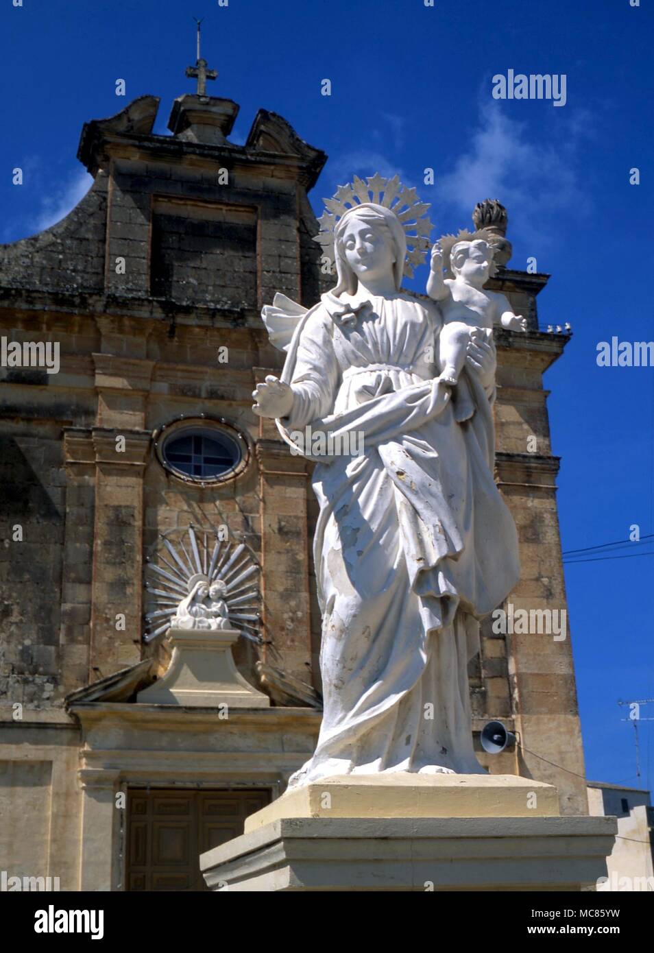 Christliche Madonna und Kind. Statue der Madonna und Kind außerhalb einer Kirche in Gharb, Gozo Stockfoto
