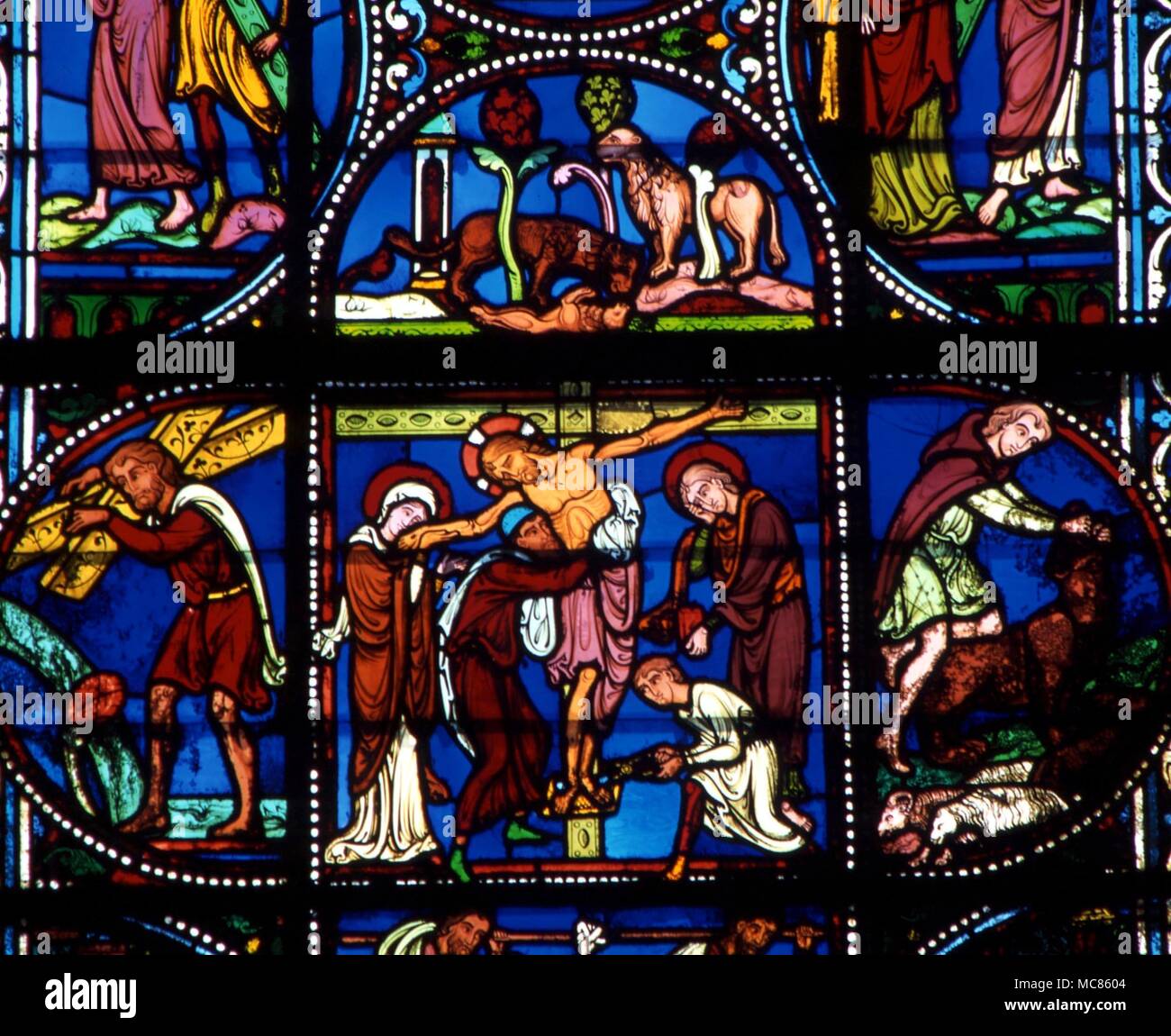 CHRISTIAN Abscheidung von Christus. Die Körper von Christus, der vom Kreuz. Glasmalerei von der Kirche St. Pierre, Chartrres, Frankreich Stockfoto
