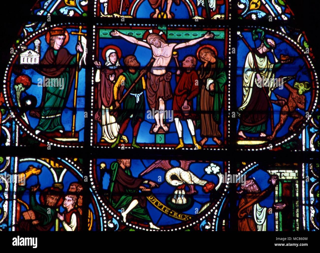 CHRISTIAN Christus am Kreuz. Glasmalerei von der Kirche St. Pierre, Chartres Stockfoto
