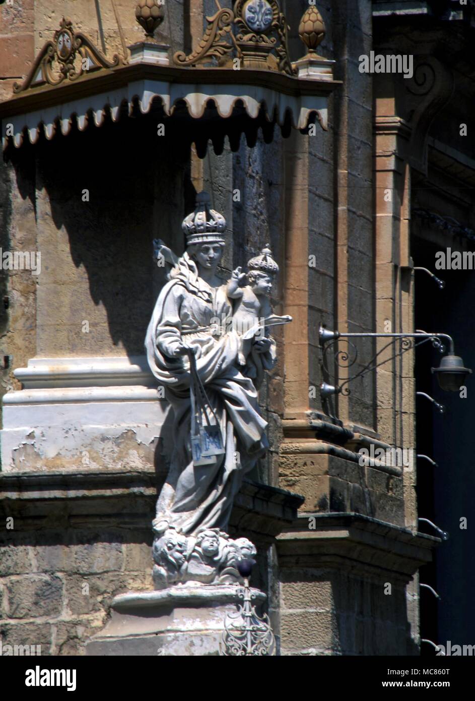 Christliche Madonna und Kind. Wayside Nische, in Modina, Malta (an der Ecke des Carmelite Kirche) Stockfoto