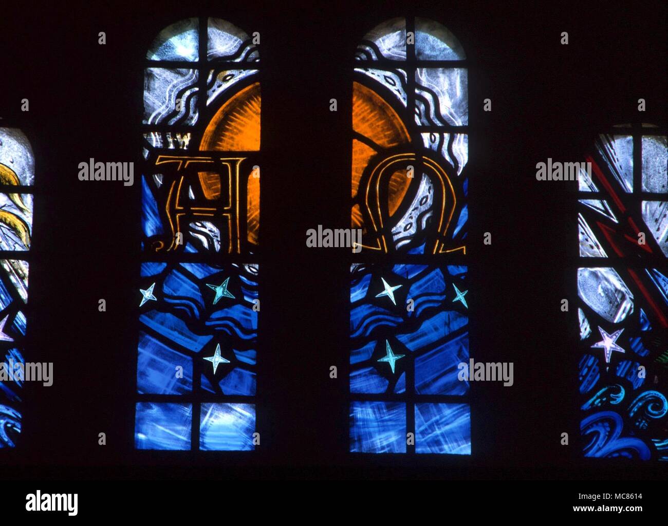 CHRISTIAN Die griechischen Buchstaben alpha und Omedga, beide, die ersten und die letzten des Alphabets, die die Ersten und Letzten Dinge, Detail der Glasmalereien in Kirkby Malham Kirche, Yorkshire Stockfoto