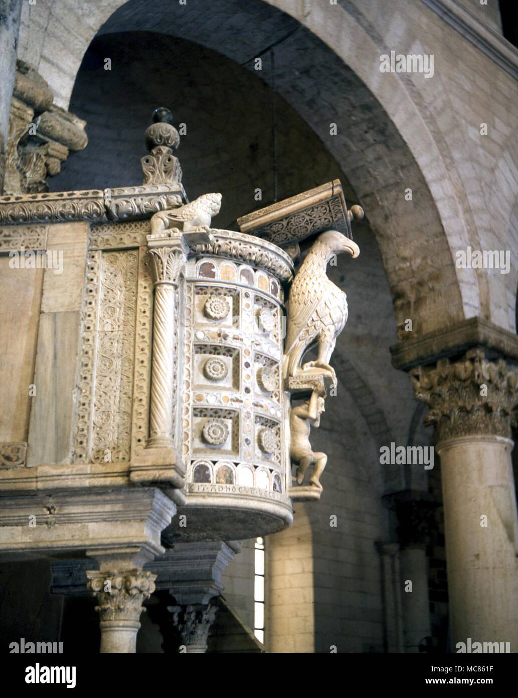 CHRISTIAN Adler und der Mensch als Rednerpult auf der esoterischen Kanzel in der Kathedrale von Bitonto, Apulien, Italien Stockfoto
