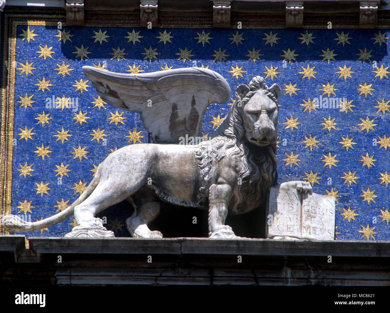 CHRISTIAN der Löwe von St-Markierungen auf dem horlogium Turm mit Blick auf den Markusplatz, Venedig Stockfoto