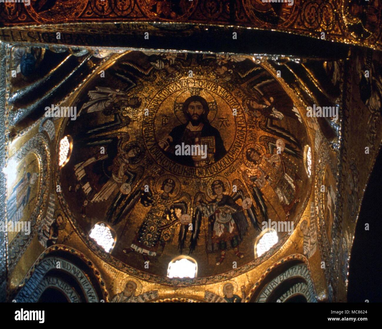 CHRISTIAN Christus Mosaik von Christus, Seinen Segen, umgeben von Erzengel. In der hohen Kuppel der Cappella Palatina in Palermo Stockfoto