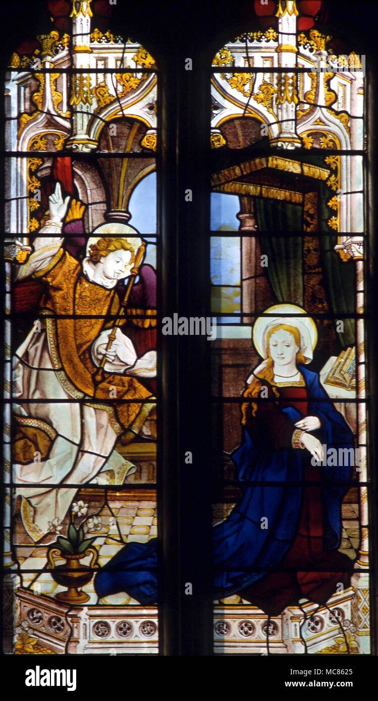 CHRISTIAN - die Verkündigung der Engel Gabriel verkündet Maria die kommende Geburt ihres Sohnes Jesus. Glasmalereien in St Mary' Kirche, Godstone Stockfoto