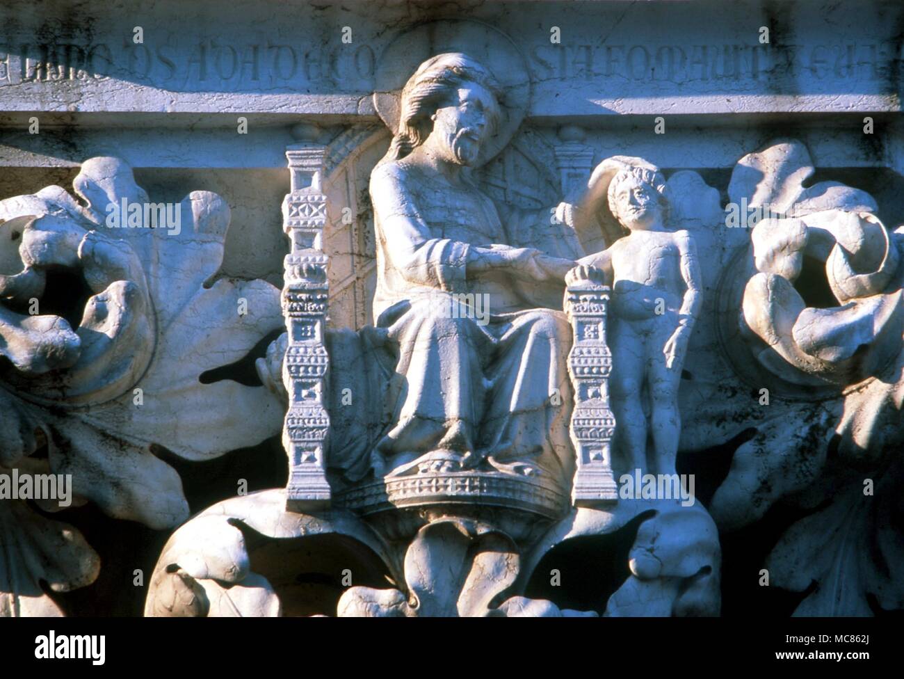 Christen - Gott und Christus Gott sendet seinen Sohn als Erlöser der Welt. Detail auf das Kapital des Dogenpalastes, Venedig. Mittelalterliche Stockfoto