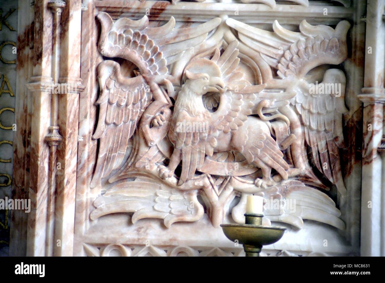 CHRISTIAN-St John KUNSTVOLLES Flachrelief des Evangelisten Johannes, mit dem Kopf eines Adlers, von dem Bild des Skorpion abgeleitet. Verkleidung der Marmor Altar in St. David's Cathedral Stockfoto