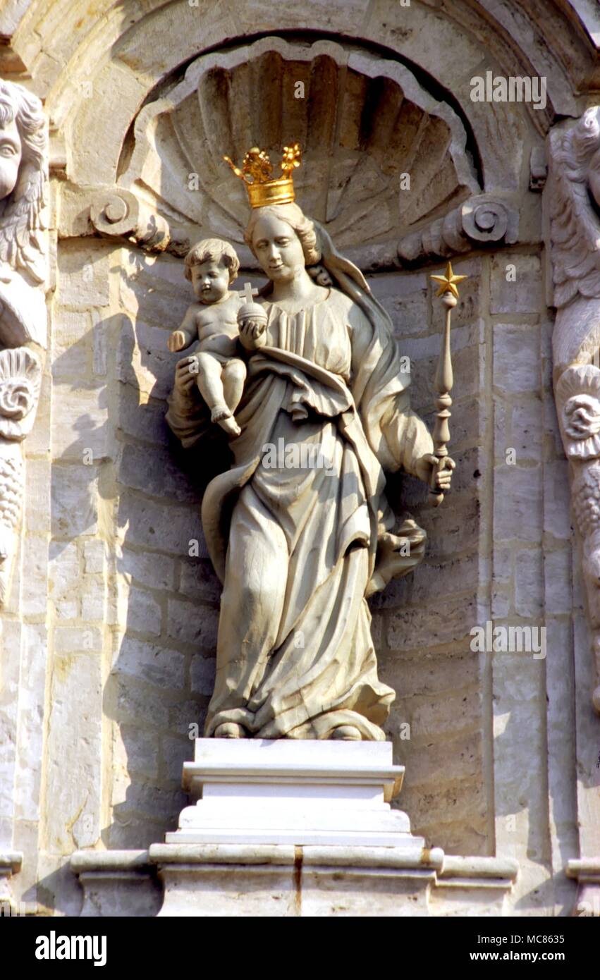 Christliche Jungfrau Maria. Statue der Jungfrau mit dem Kind, auf den Eingang der Beginenhof in Diest, Belgien Stockfoto
