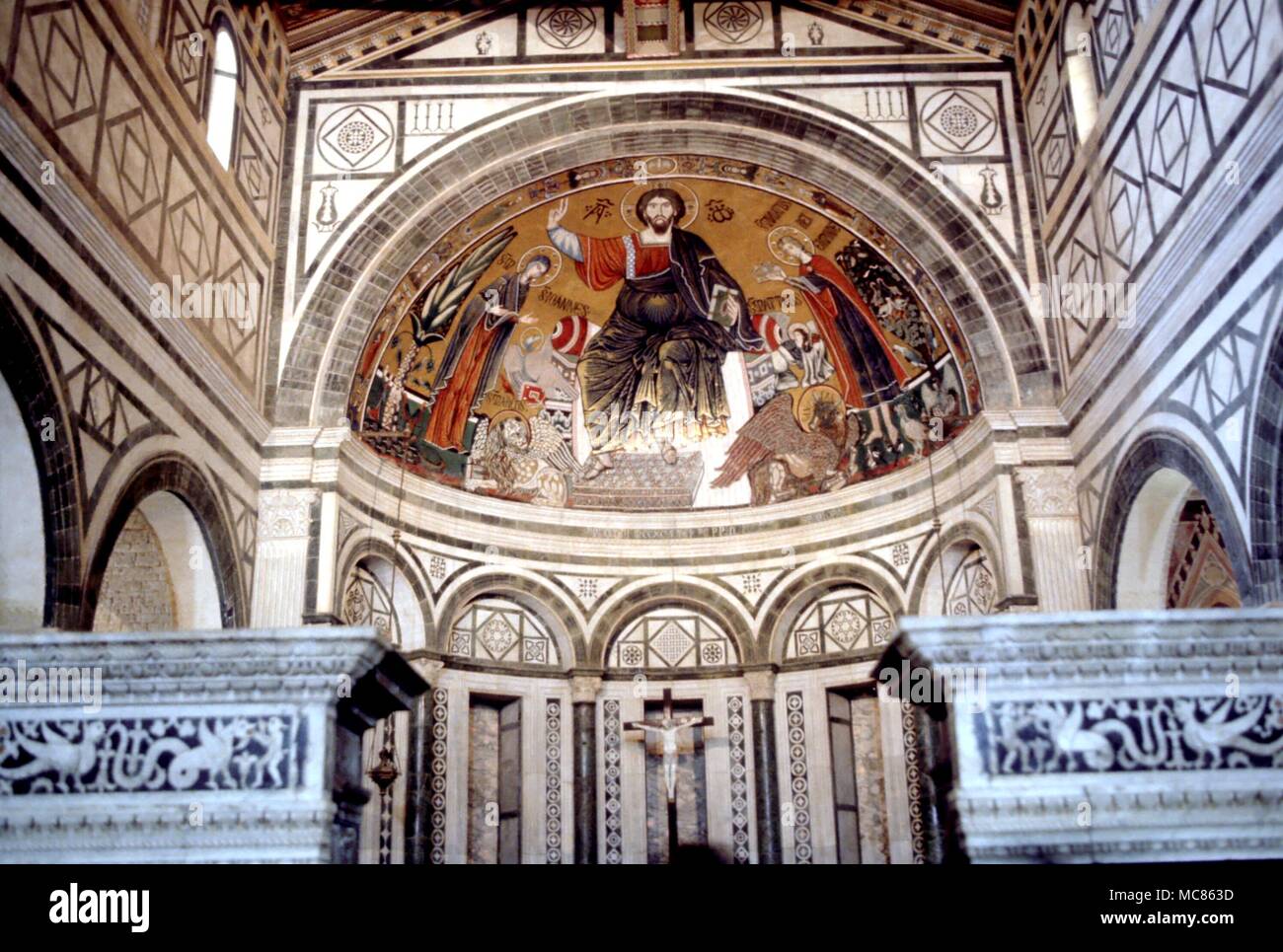 CHRISTIAN 13. Jahrhundert Mosaik von Christus in Herrlichkeit, über dem Altar Chor von San Miniato al Monte in Florenz. Das Mosaik, durch das Portal mit der Fische Fische gesehen, ist Teil der geheime Symbolik der Kirche Stockfoto