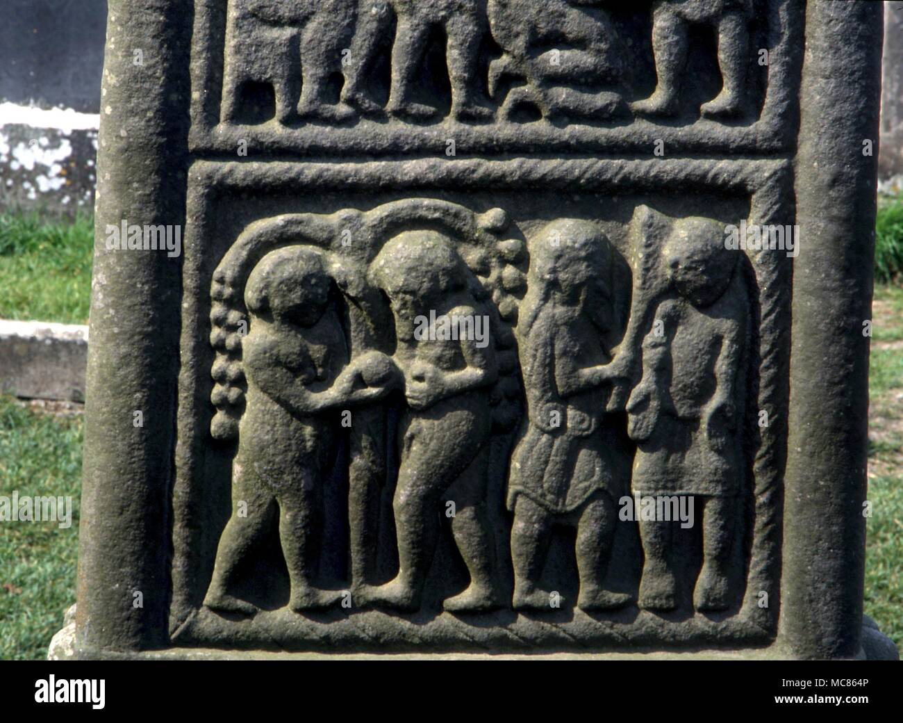 CHRISTIAN der Fall des Mannes, der mit dem Tod von Abel an der Hand seines Bruders. Detail der Welle Dekoration auf des 10. Jahrhunderts outh Cross' in Monasterboice, manchmal auch Muiredach Cross Stockfoto