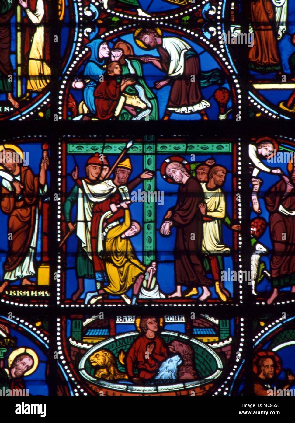 Christliche römische Soldaten, das Kreuz, auf dem Sie kreuzigen Christus. Glasmalerei aus der Kirche von Saint Pierre, Frankreich Stockfoto
