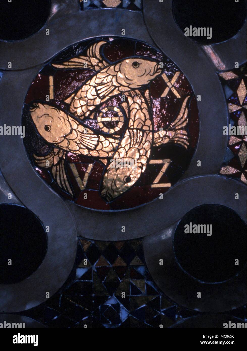 Christliche Symbole - Fische verzierten Symbol der Dreifaltigkeit von Fischen mit Ixthus, das griechische Wort für Fisch, akrostichon für Christus, in Hexham Abbey Stockfoto