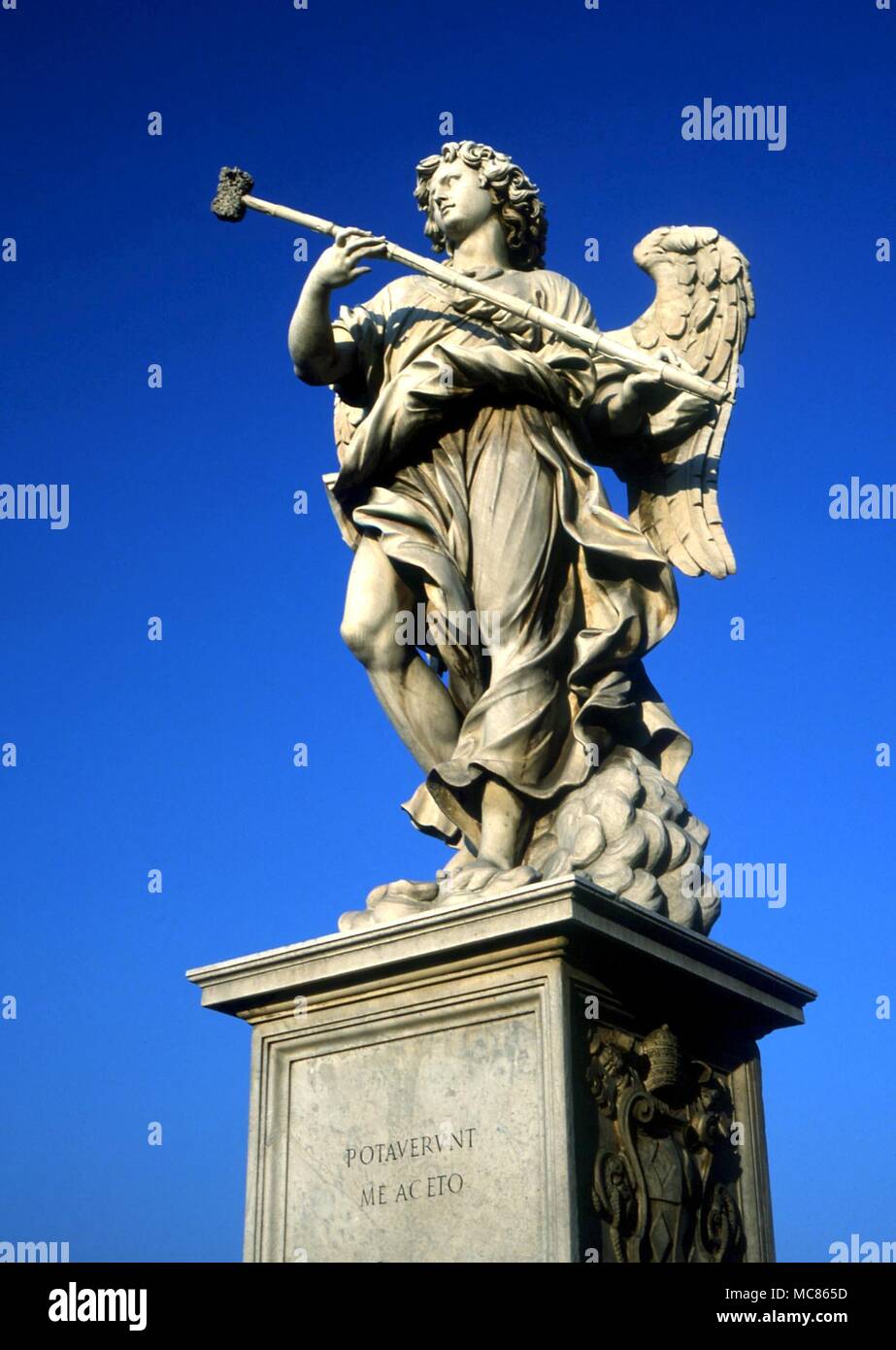 CHRISTIAN Engel mit dem Schwamm mit Essig zu Christus am Kreuz, Brücke von San Angelo, Rom, Stockfoto