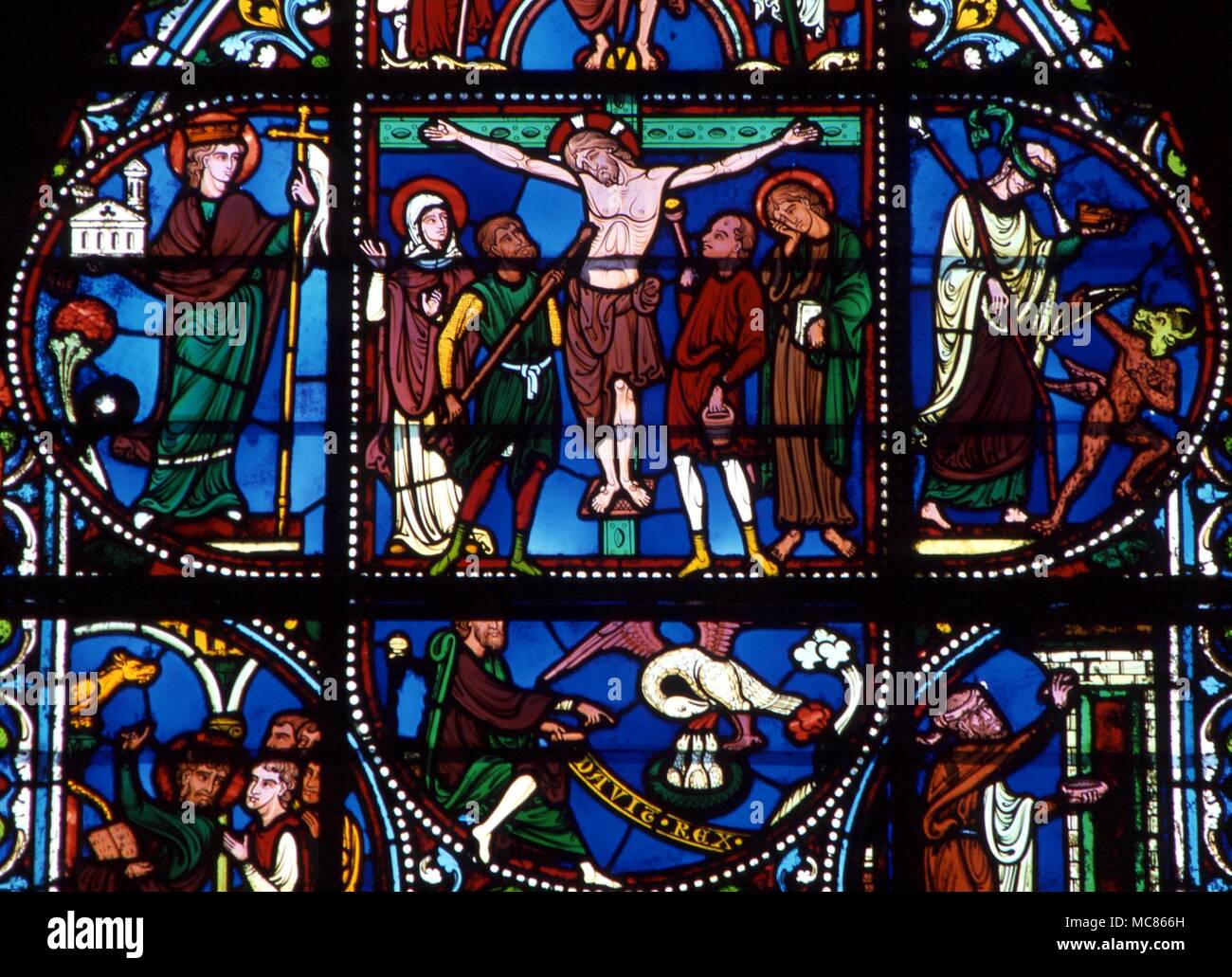 CHRISTIAN Christus am Kreuz. Glasmalerei von der Kirche von Saint Pierre, Chartres, Frankreich Stockfoto