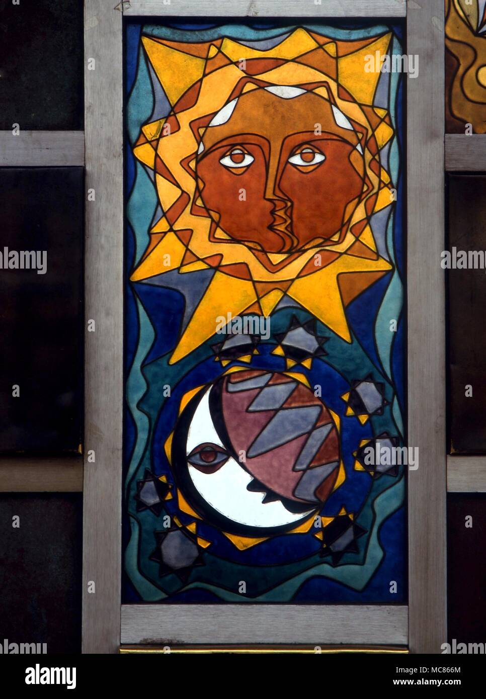 CHRISTIAN - Sonne und Mond kosmische Symbol - keramische Panel an den Außenwänden der Neuen Basilika in der Villa de Guadalupe, errichtet die Vision der Jungfrau von der Indischen, Juan Diego, 1531 feiern Stockfoto