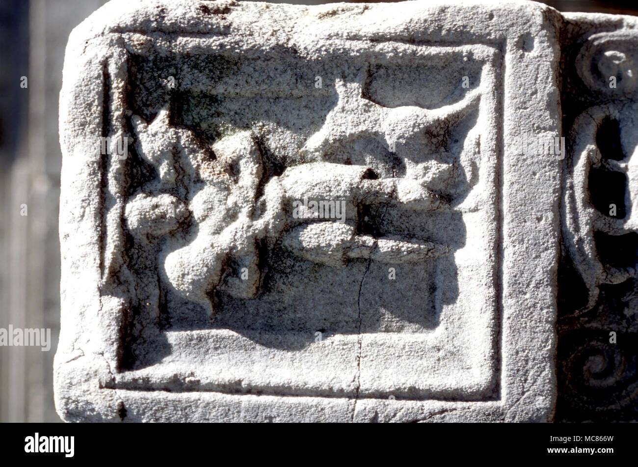 CHRISTIAN frühe christliche Symbol für Christus als den Träger des Lamm, ein Bild von der abgeleitet - Christliche Symbolik. In den Gärten der Hagia Sophia, Istanbul Stockfoto