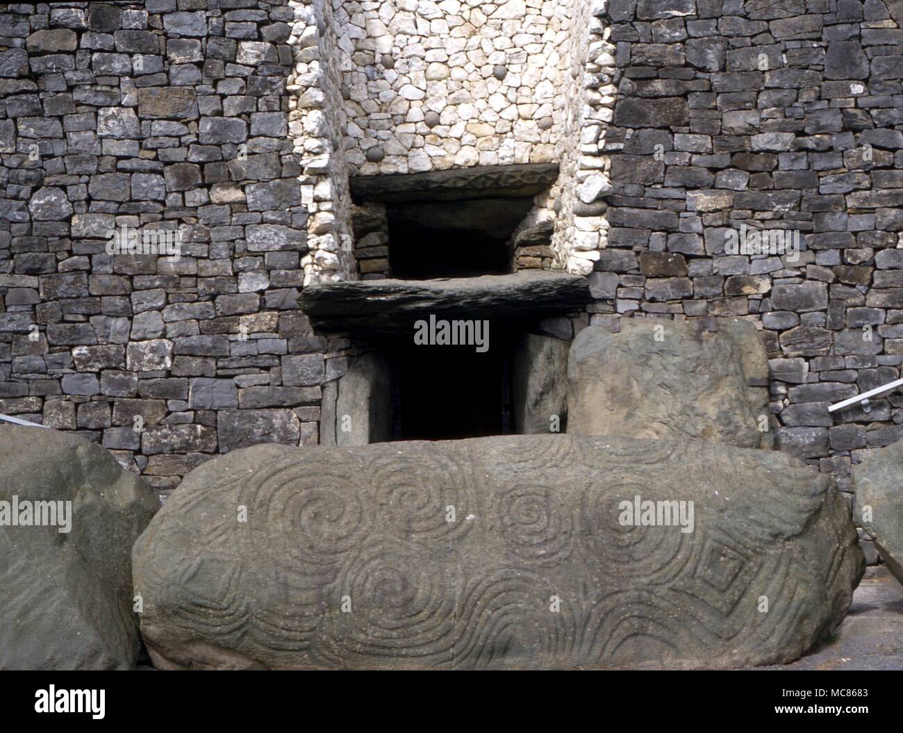 (NEWGRANGE KNOWTH) - Irische prähistorische Stätte. 3.000 v. Chr.. Aufkantung Stein und Dachbox. Externe Ansicht der Unterflurschieber Stein und Dachbox, über dem Eingang zum großen Durchgang Cairn bei Newgrange. 3.000 v. Chr. errichtet mit einem internen Durchgang (unter anderem) der Wintersonnenwende Sonnenaufgang ausgerichtet Stockfoto