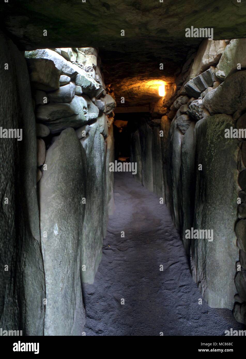 (NEWGRANGE KNOWTH) - Irische prähistorische Stätte. 3.000 v. Chr.. Die große Bühne in der Cairn bei Newgrange. Eine Passage (unter anderem) der Wintersonnenwende sunrise orientiert. Blick vom Eingang Richtung zurück Stein Stockfoto