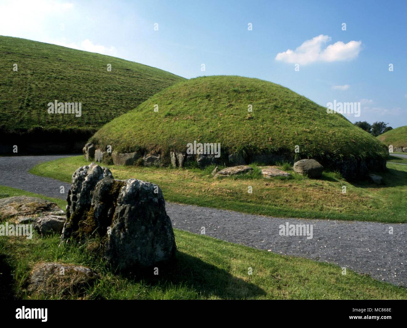 (NEWGRANGE KNOWTH) - Irische prähistorische Stätte. 3.000 v. Chr.. Eine Reihe von Cairns mit orientierte Durchgänge Stockfoto