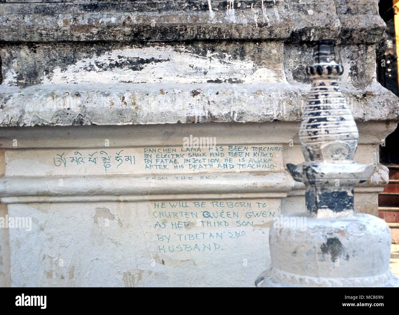 Reinkarnation Inschriften in Nepalesisch und Englisch in Bezug auf die Reinkarnation von tibetischen Mönchen, von den Chinesen ermordet. Auf einem Stupa im Innenhof der Swayambunath Tempel, Kathmandu Stockfoto