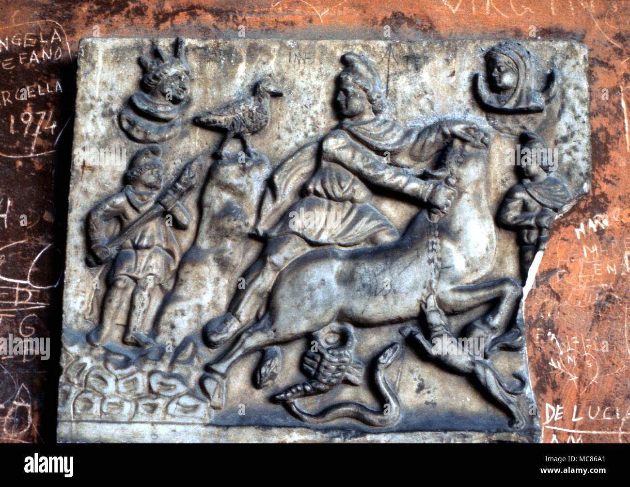 Mithraismus Flachrelief zeigen Mithras und der Stier, mit Sonne und Mond. Von der Campo Santo Museum, Pisa Stockfoto