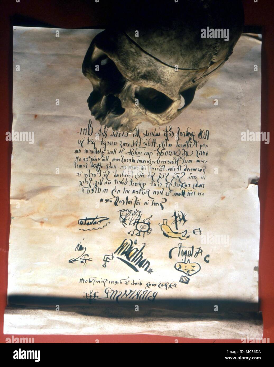 Hexerei Der Pakt, angeblich von Dämonen im Spiegel lateinischer Beweis an der Hexerei Versuch von Urbain Grandier, 1634 verwendet. Die umgekehrte Unterschriften von Satanas, Beelzebub, Luzifer, Leviathan und Astararoth gesehen wird. Stockfoto