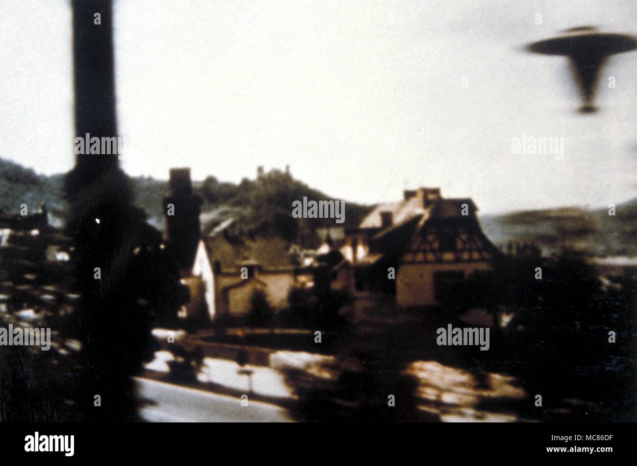 UFO - Unbekanntes Flugobjekt Bild einer Spindel - wie Ufo von Harry Hauxler über Oberwesel, Deutschland fotografiert, im August 1964 Stockfoto