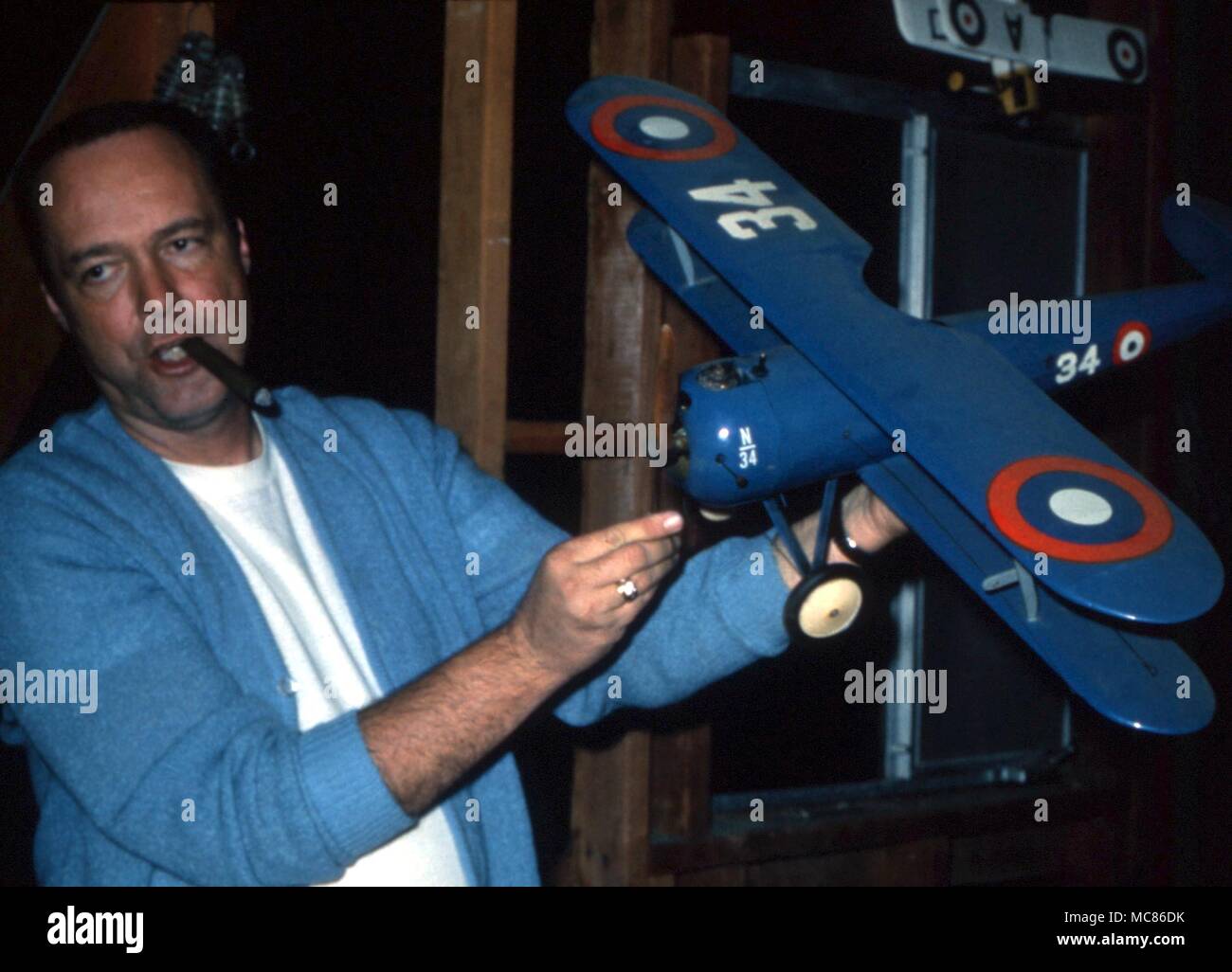 UFO - Unbekanntes Flugobjekt Rex Heflin mit einem Modellflugzeug. Die Fotografien, die heflin von Ufos, ab 1965, gehören zu den bedeutendsten auf Aufzeichnung. Jedoch einige Zweifel ihre Authentizität Stockfoto