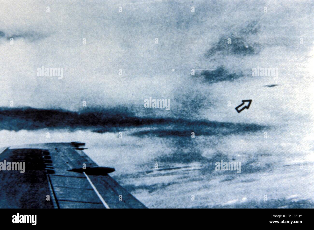 UFO - Unbekanntes Flugobjekt Foto von einem Passagier auf All Nippon Airways, am 27. September 1965. Die Passagiere angenommen, dass es sich um eine linsenförmige Cloud war, aber es näherte sich dem aircrat von hinten, weit schneller als das Handwerk selbst Stockfoto