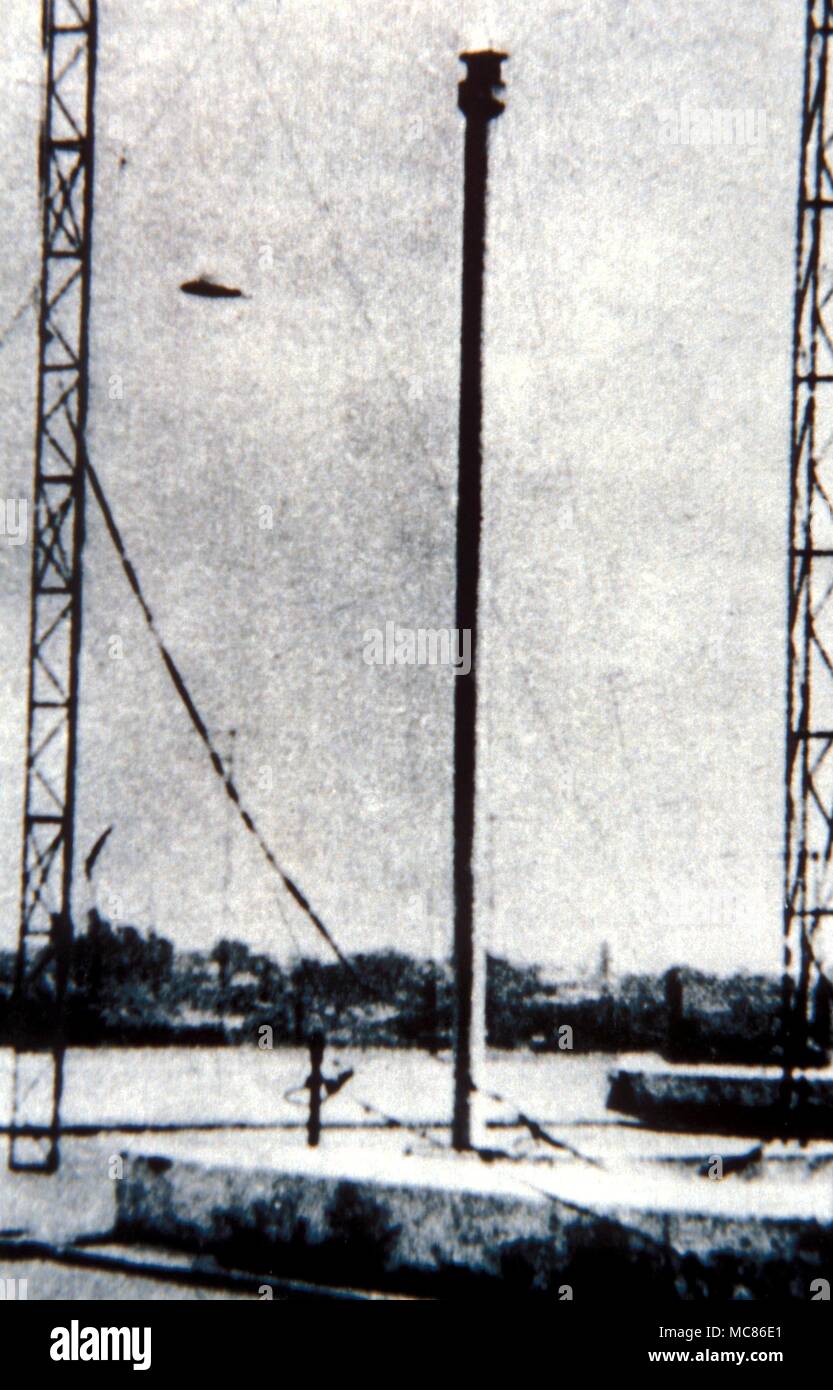 UFO - Unbekanntes Flugobjekt von Sergio Schlimovich über Paraná, Entre Rios, Argentinien am 6. September 1970 fotografiert. Wendelle Stevens Archive, mit Anordnung mit Charles Walker Stockfoto