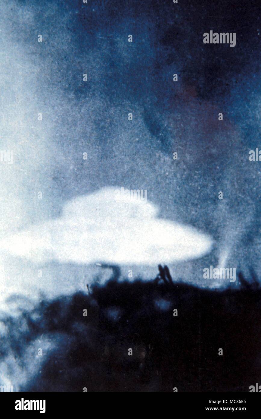 UFO - Unbekanntes Flugobjekt fotografiert am Coniston Hill (Lancashire) von Stephen Darbisher, am 14. Februar 1964. Wendelle Stevens Archive, mit Anordnung mit Charles Walker Stockfoto