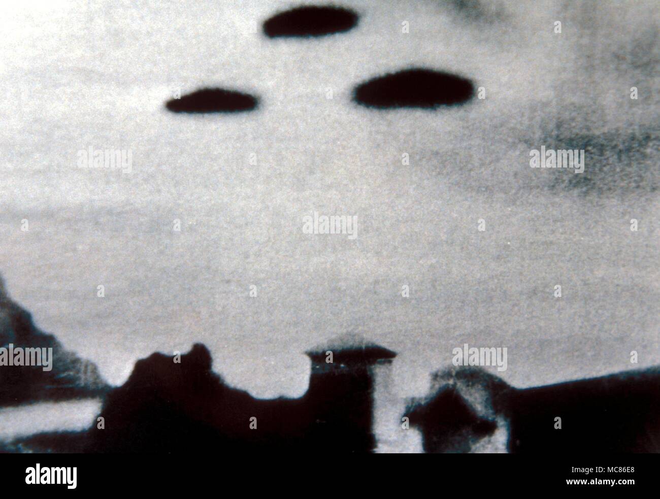 UFO - Unbekanntes Flugobjekt an Sicvani, Peru, in der Nähe von pono fotografiert, von Pedro Chaves und Alberto Mosquera. Wendelle Stevens Archive, mit Anordnung mit Charles Walker Stockfoto