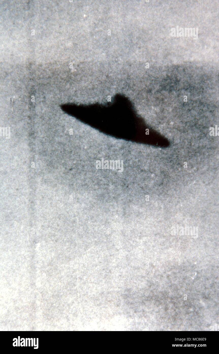 UFO - Unbekanntes Flugobjekt über Mailand fotografiert von Bruno Ghibardi, am 27. April 1961. Wendelle Stevens Archive, mit Anordnung mit Charles Walker Stockfoto