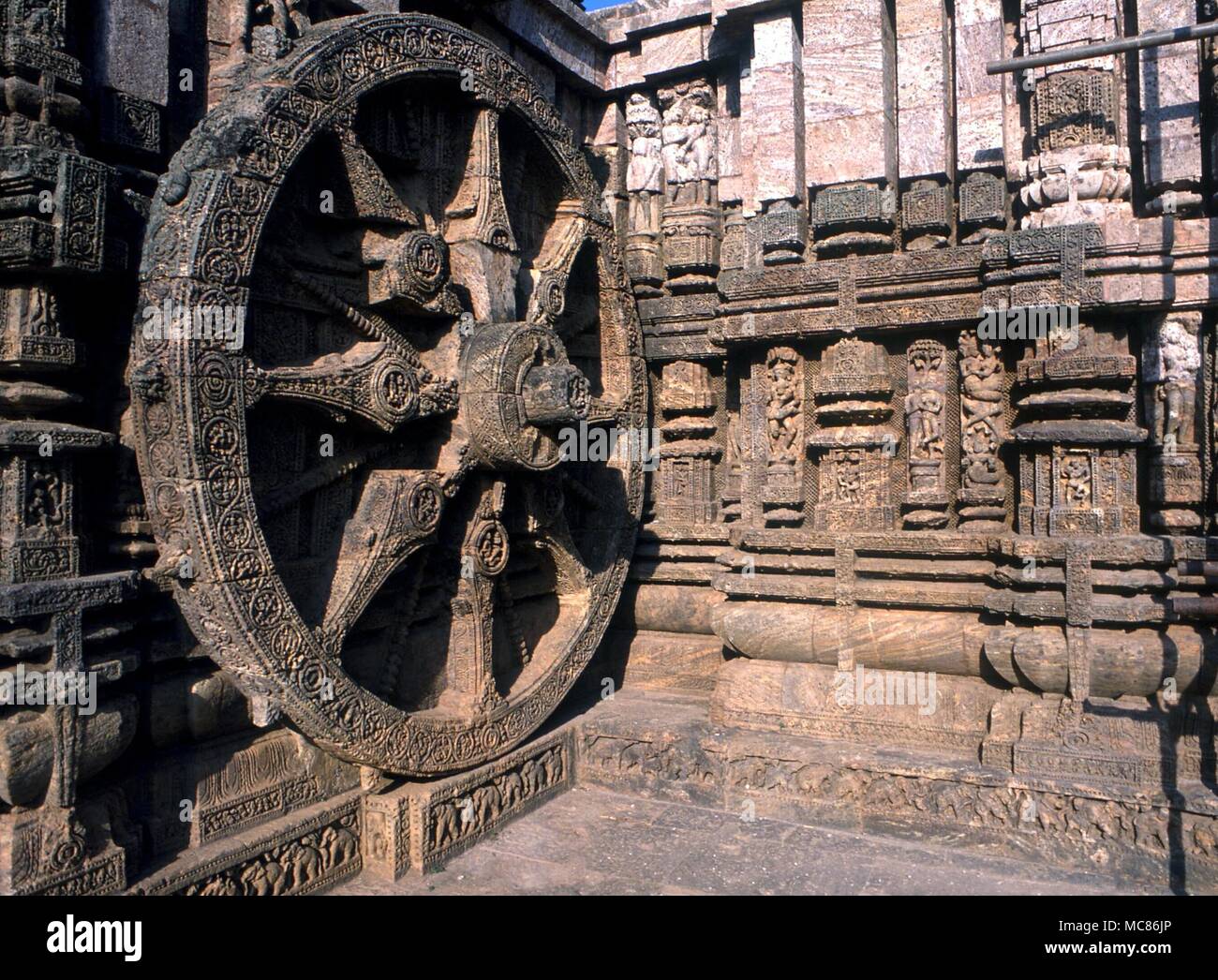Indien Detail der Figuren an der Fassade der Tempel der Sonne bei Konarak, Orissa Stockfoto