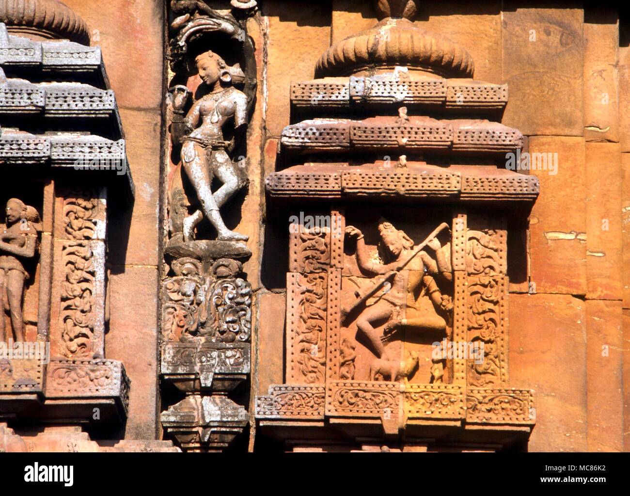 Indien Skulpturen auf der Brahmeswar Tempel in Bhubaneswar, bis zum 9. Jahrhundert. Stockfoto