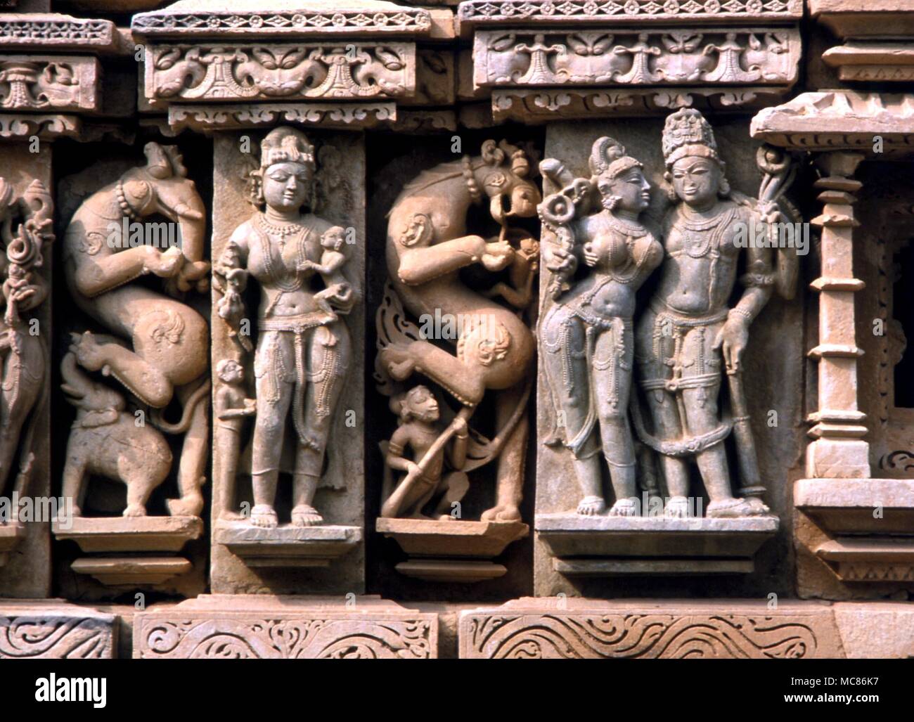 Indien Skulpturen an der Fassade der Parsvanath Tempel, Khajuraho Stockfoto