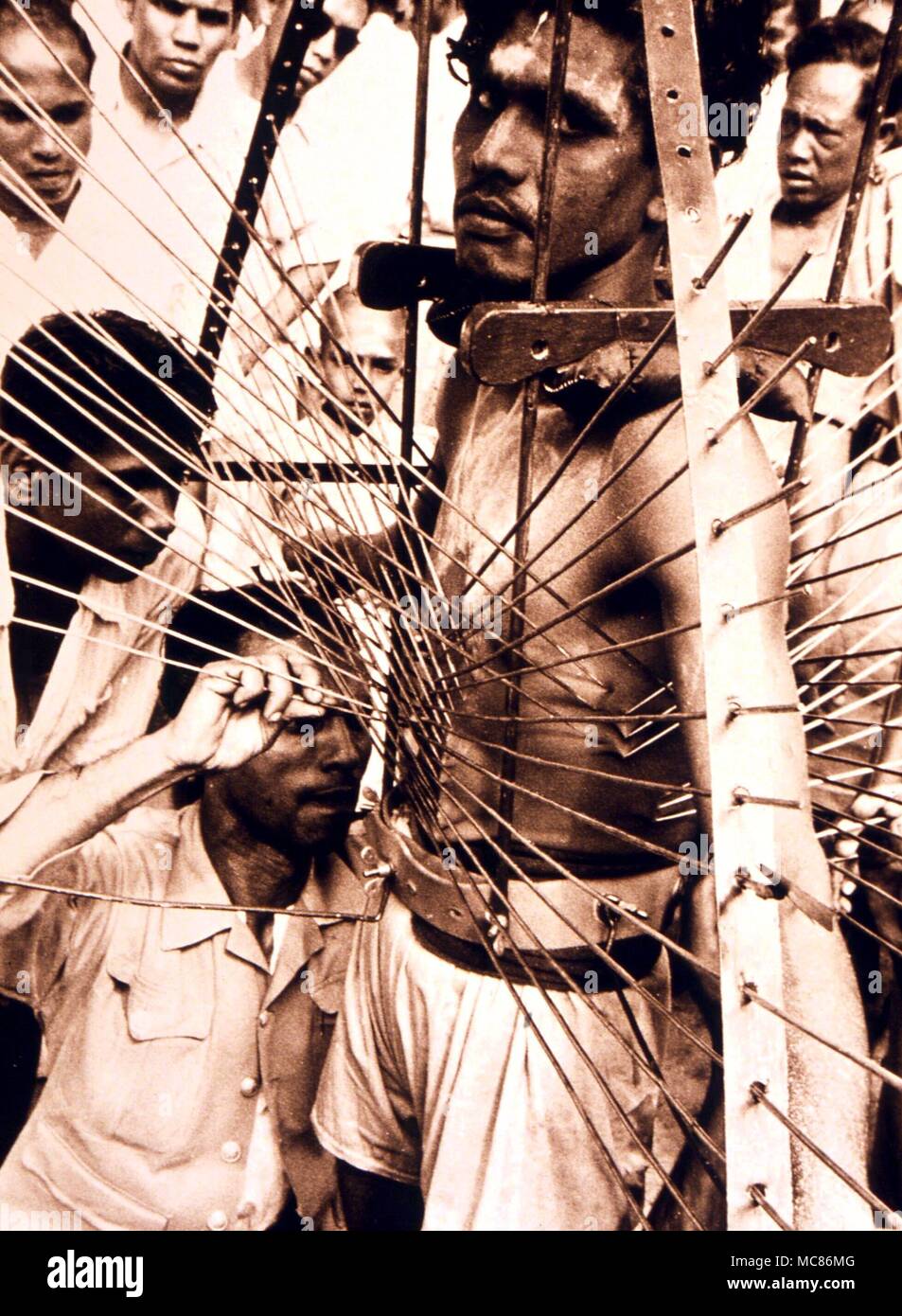 Die Teilnehmer der Hindu Festival der Thaipusam, in Singapur statt. In Trance, der Mann ist eigenständig und mit Spießen verstümmelt. Später, gibt es keine Spur von Wunden. Photo Credit: Philip Daly Stockfoto