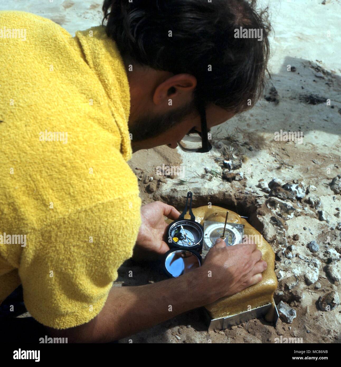 Wissenschaftliche Kuriositäten Experimente in der ummagnetisierung, ont er Website des so genannten "Großen Wal', am Lake Mungo, Australien. Mike Barbetti sun Kompass in Position Stockfoto