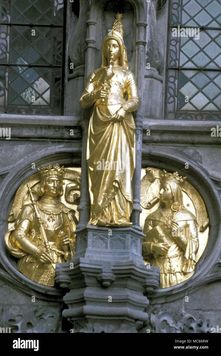 Reliquien - Bilder der Ritter auf der Fassade der Basilika des Heiligen Blutes, worin das Reliquiar des Heiligen Blutes gespeichert ist, und beteten an. Von Thierry des Elsass zu Brügge im 13. Jahrhundert gegeben. Glasmalereien in der Kapelle des Heiligen Blutes, Brügge Stockfoto