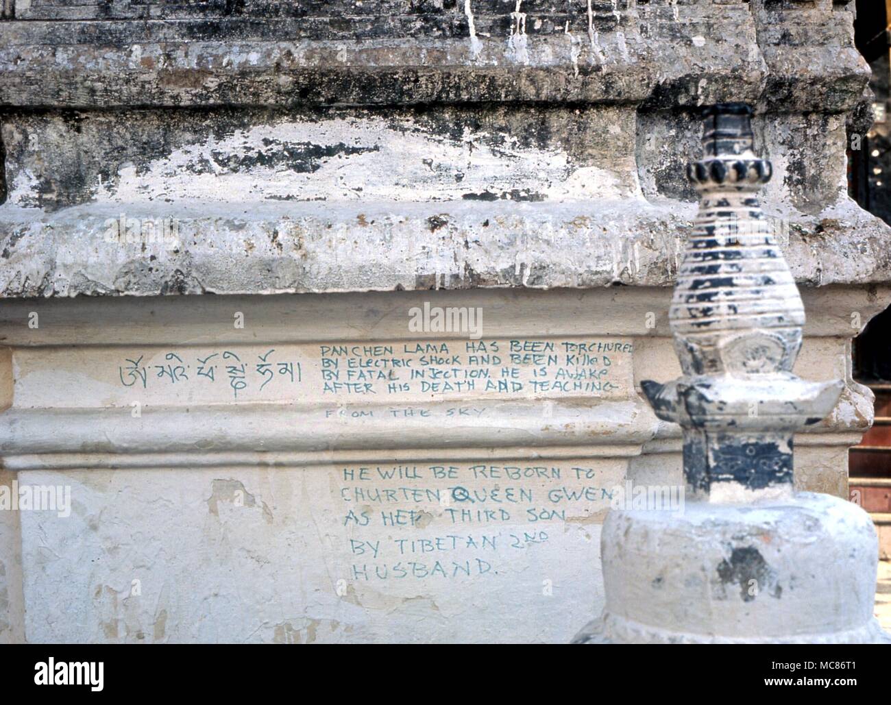 Reinkarnation Inschriften in Nepalesisch und Englisch in Bezug auf die Reinkarnation von tibetischen Mönchen, von den Chinesen ermordet. Auf einem Stupa im Innenhof der Swayambunath Tempel, Kathmandu Stockfoto