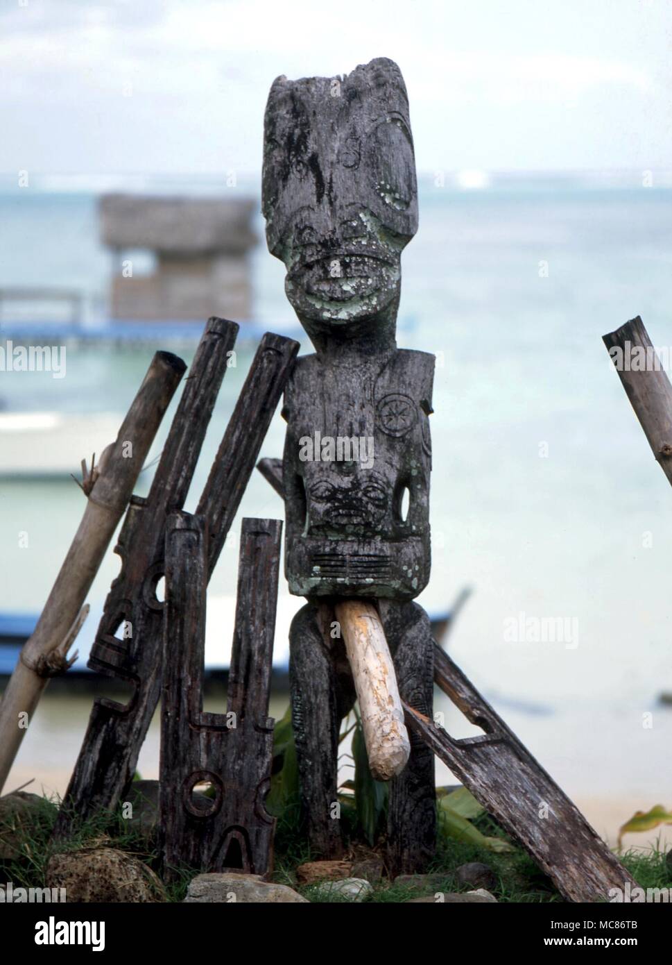 Polynesische Mythologie Holz- Polynesischen magische Figuren, aus dem Tikki Dorf, Morea, in der Nähe von Tahiti Stockfoto