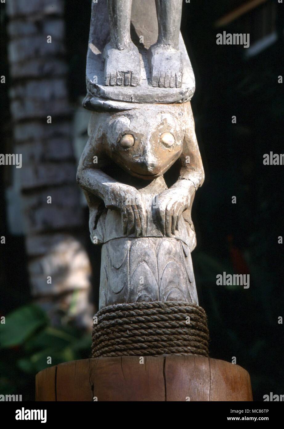 Polynesische Mythologie polynesischen Holz- magische Statue der neugierige Affe - wie mythologische Kreatur. private Sammlung, Hawaii Stockfoto