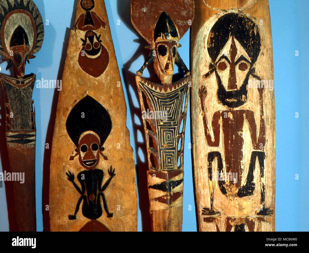 Polynesische Mythologie Holz Paddel, mit traditionellen Figuren bemalt. Aus den Salomonen Stockfoto