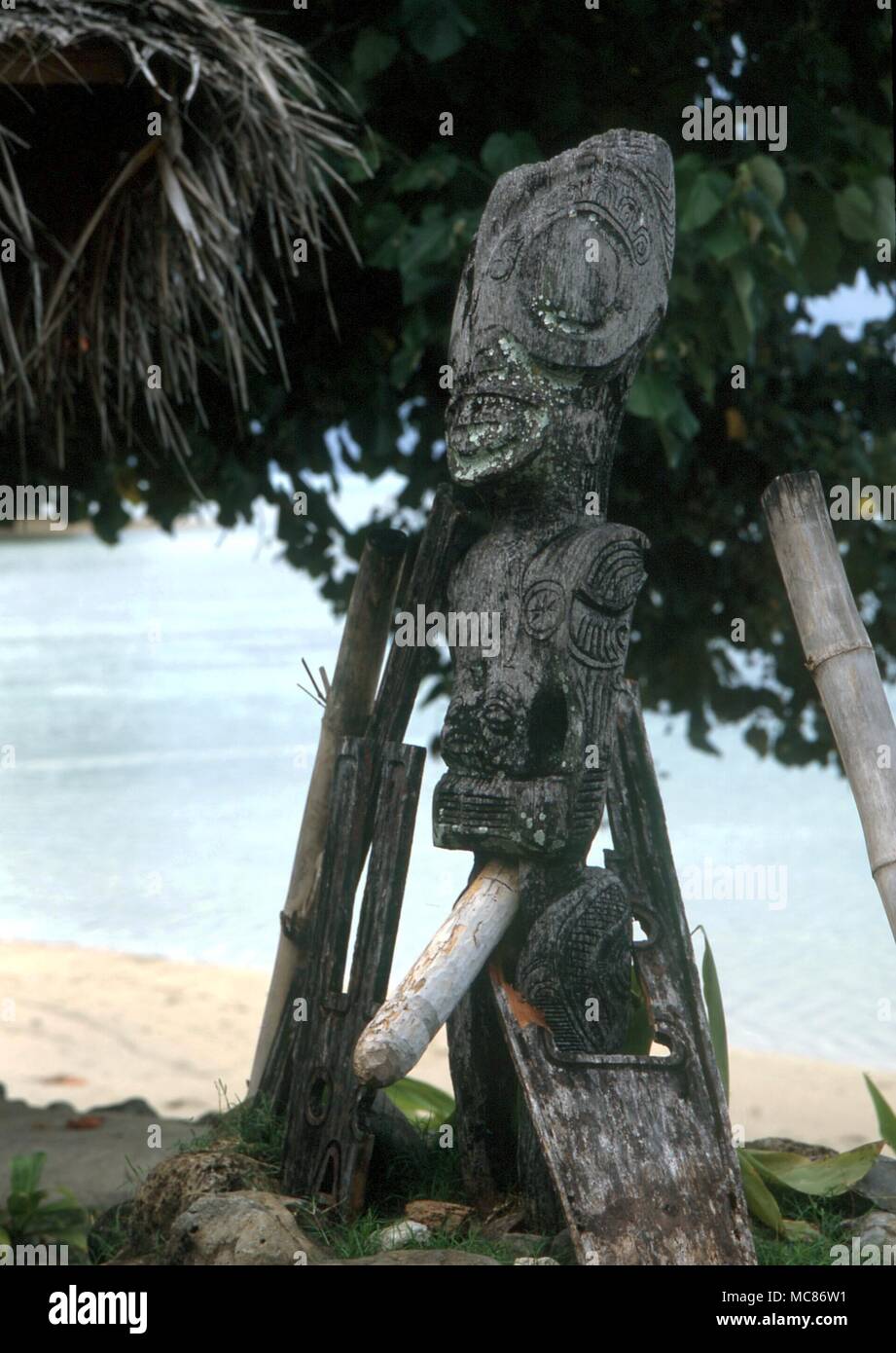 Polynesische Mythologie Holz- Polynesischen magische Figuren, aus dem Tikki Dorf, Morea, in der Nähe von Tahiti Stockfoto