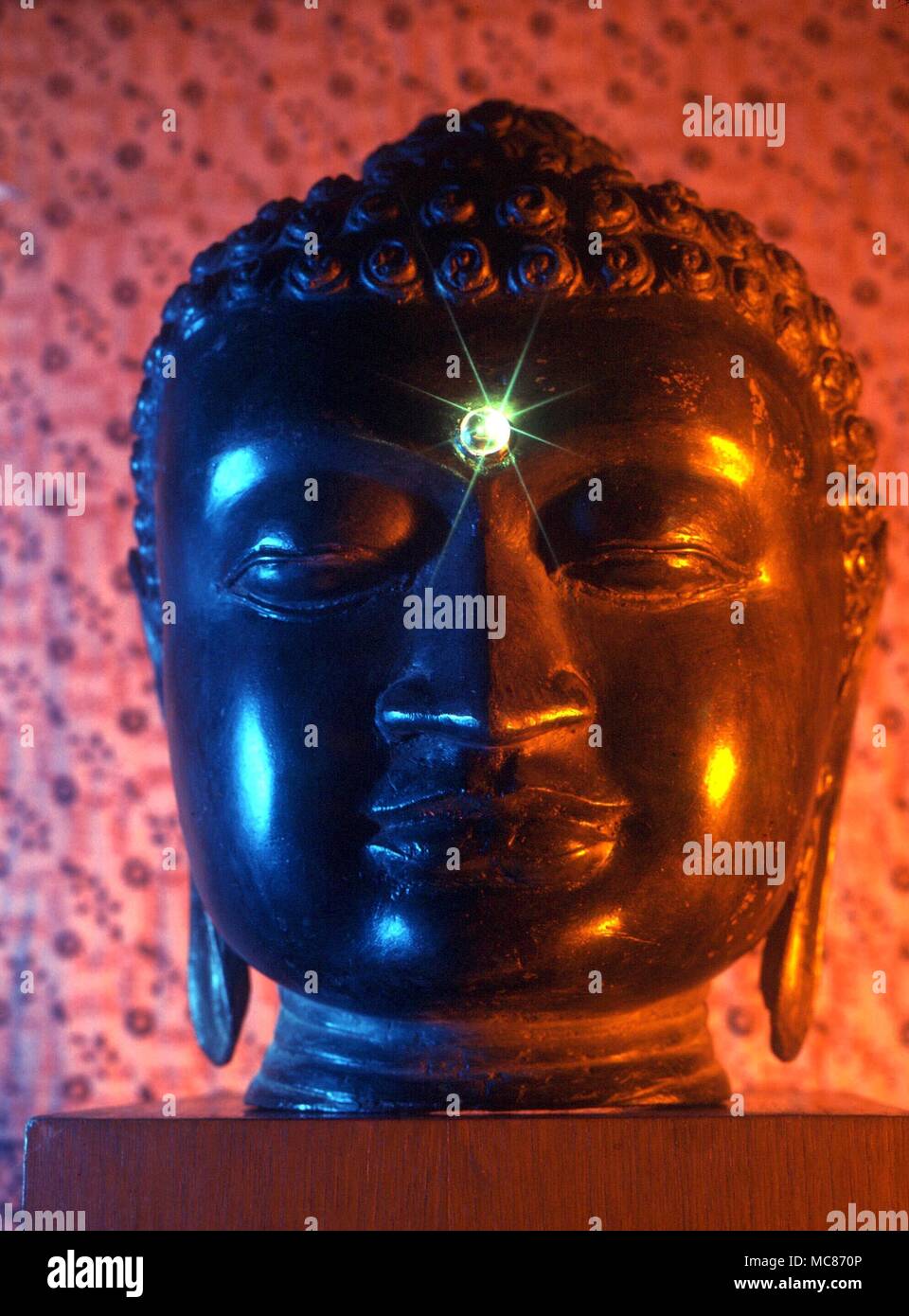 Drittes Auge - Das dekorative Element zwischen die Augen von vielen östlichen Statuen der Götter, himmlische Wesen und (hier) Buddhas, das Dritte Auge symbolisieren, die voll entwickelte Organ der clarivoyance Stockfoto